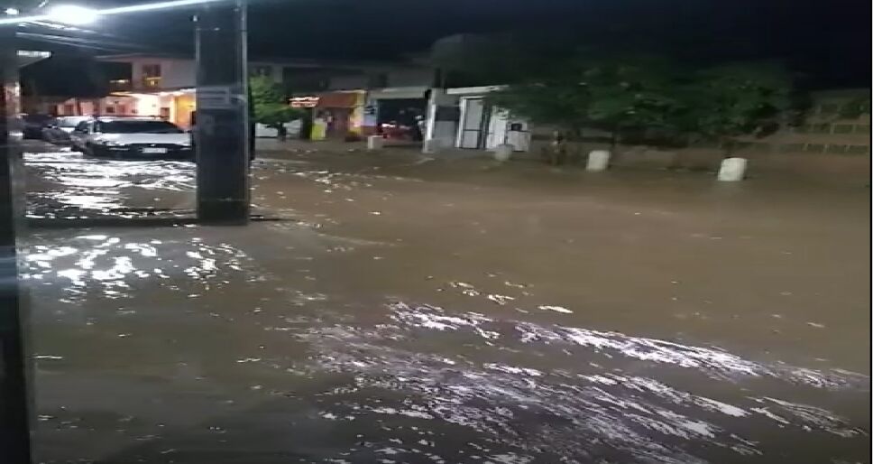 Calles inundadas tras tormenta eléctrica en Oaxaca.png