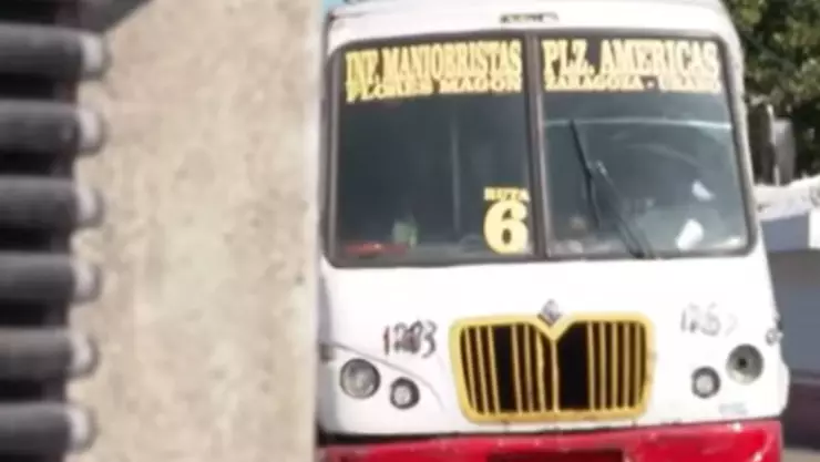 Niño saca la cabeza por ventanilla de autobús, se golpea y muere