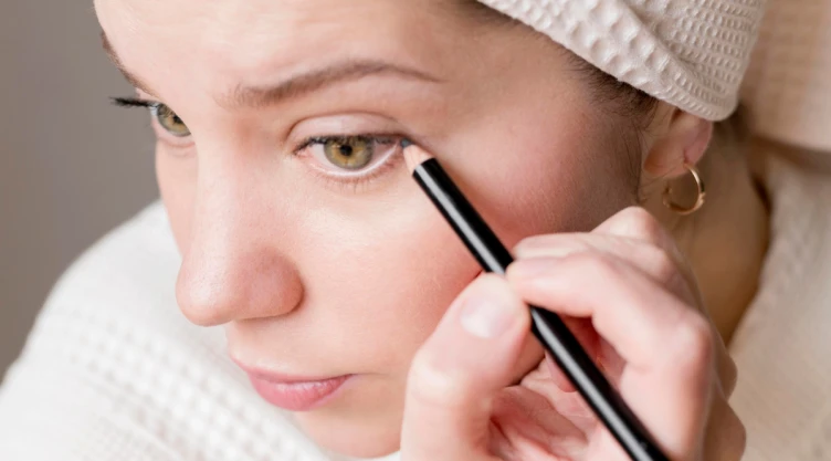 /estilo-de-vida/eyeliner-café-realzar-mirada-después-50-año