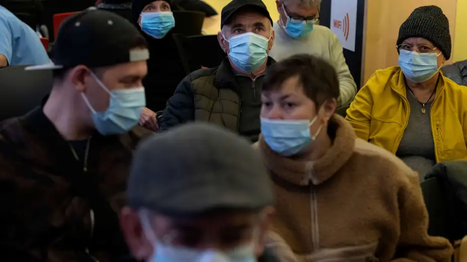 Personas con cubrebocas en un hospital de Barcelona, España.