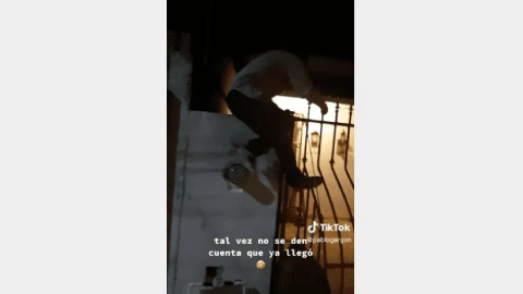 Joven llega borracho a su casa y rompe el medidor de luz