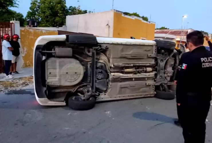 FOTO Vehículo se vuelca tras chocar contra una camioneta estacionada