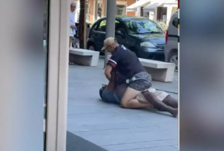 Muere nigeriano a manos de un italiano