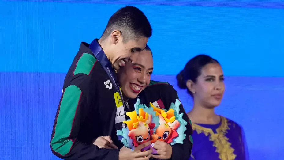 Los medallistas de bronce mexicanos Miranda Barrera y Diego Villalobos.