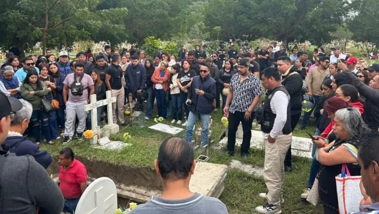 Familiares y colegas acompañaron el último adiós al reportero