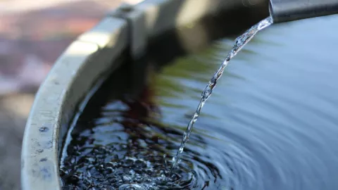 Bebé muere ahogado al caer en una cubeta con agua en Nuevo León