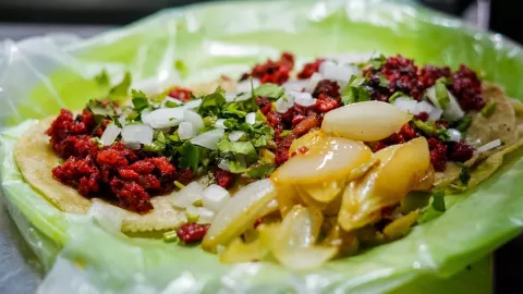 ¿Cómo se curan la cruda en distintas partes de México? Con tacos.