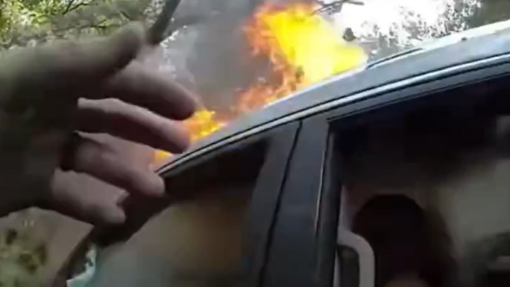 VIDEO: Policías rescatan a hombre atrapado en auto en llamas en Texas