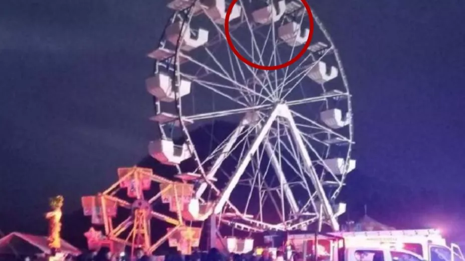 ¡De terror! Padre e hijo salen volando de la rueda de la fortuna en Veracruz