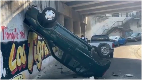 Cae-auto-de-puente-en-la-México-Cuernavaca