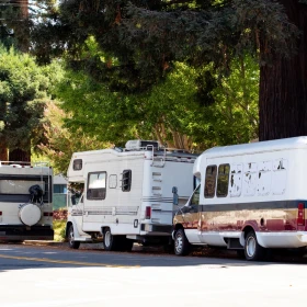 Hilera de casas rodantes estacionadas en California