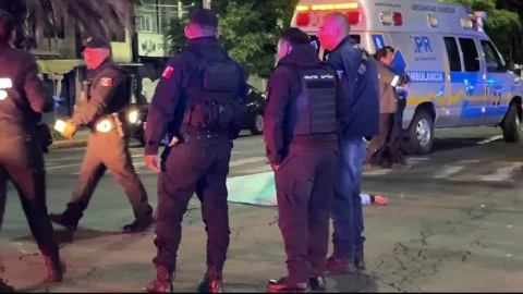 Mientras Dormía: Le cierran el paso, lo embisten y muere en trágico accidente vial en el Edomex. En la imagen se observa el operativo de la policía municipal, los paramédicos y el servicio forense tras el fatal accidente.