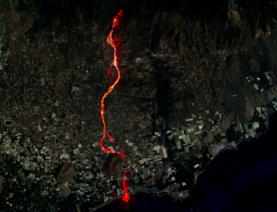 lava toca océano en La Palma