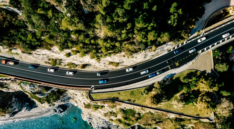 Hilera de autos en una carretera de California