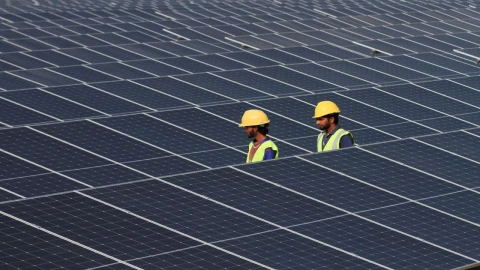 Inversor de energía solar de origen chino mostrando un componente electrónico sospechoso u oculto, simbolizando la amenaza de ciberseguridad y el riesgo de acceso remoto no autorizado a la red eléctrica de Estados Unidos y otras naciones por dispositivos no documentados.