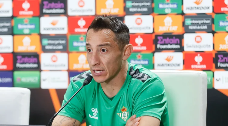 Andrés Guardado en conferencia de prensa en el Real Betis