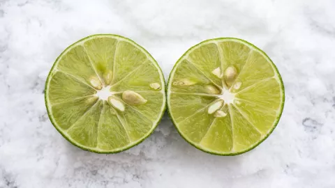 El significado de cortar un limón en cuatro partes y ponerle sal