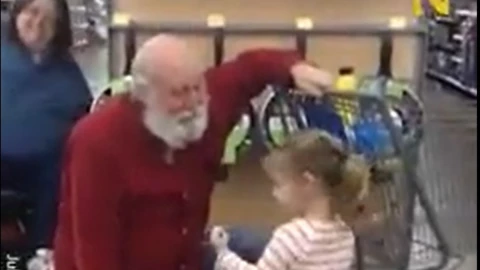 Niña confunde a abuelito con Santa.jpg