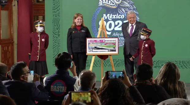 AMLO realiza la develación del cachito de la Lotería Nacional para la rifa de 21 inmuebles y un palco del Estadio Azteca el 15 de septiembre