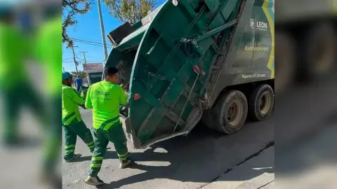 trabajador cae de camión recolector de basura