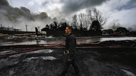Sofocan mortal incendio en petrolera de Cuba.jp