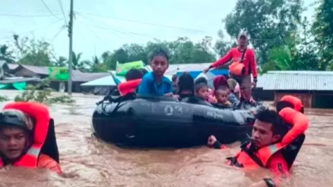 Deslaves e inundaciones dejan 67 muertos en Filipinas y falta tormenta