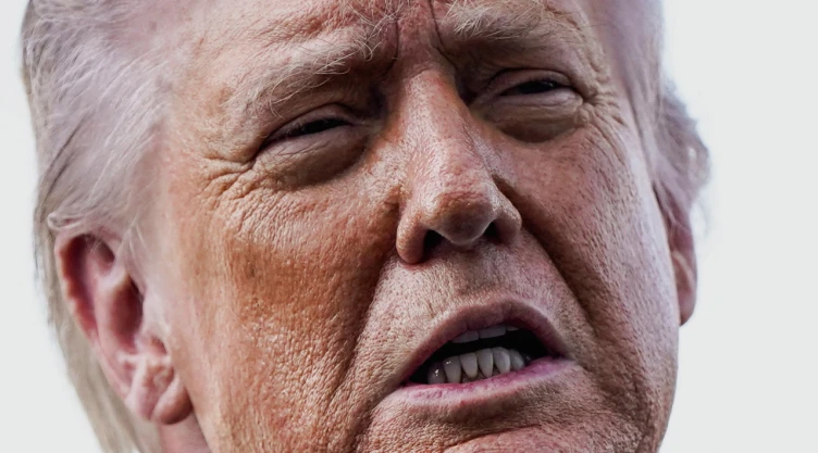 El presidente estadounidense Donald Trump habla con los medios de comunicación tras su llegada a Corpus Christi, Texas, EE. UU., el 27 de febrero de 2026 (Toma cercana)