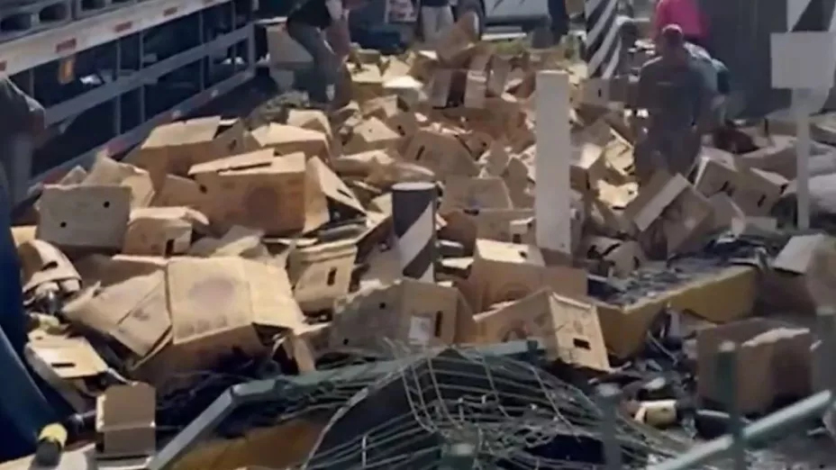 Rapiña camión de cervezas México-Querétaro