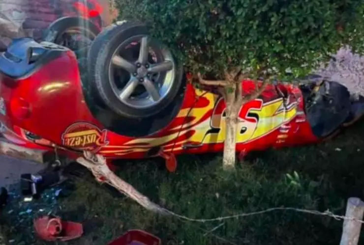 Volcadura de auto Rayo McQueen en Sinaloa