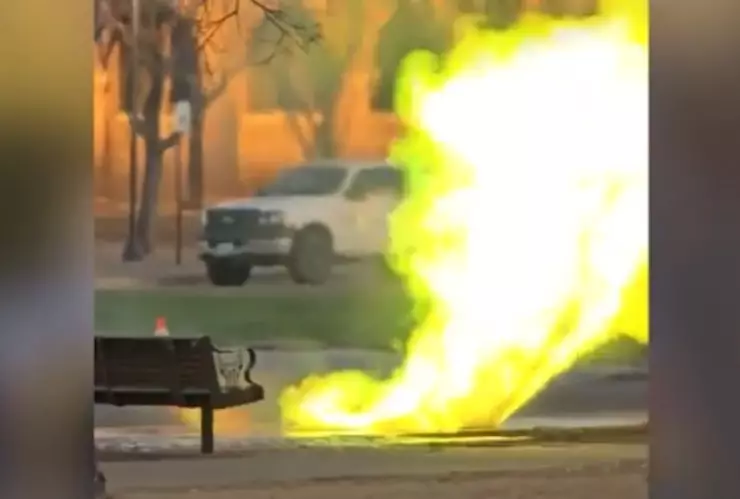 llamas-verdes-alcantarilla-universidad-texas-video