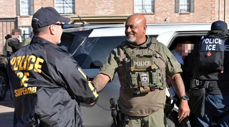 ICE y CBP detuvieron a un hombre que trasladó a 36 inmigrantes en EU.