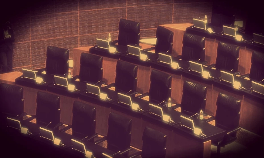 Senadores faltan a trabajar y nadie les descuenta un peso