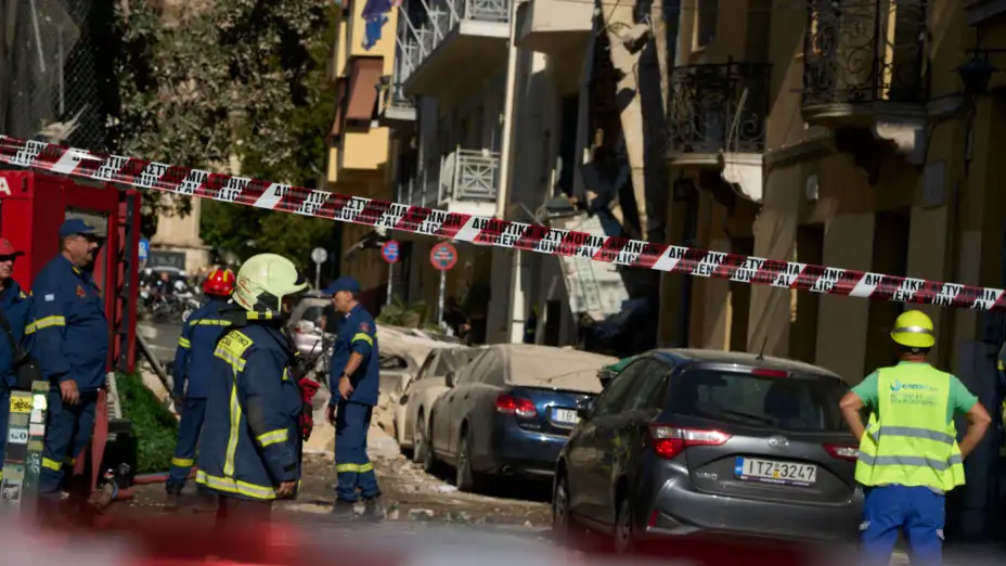 Escena tras una explosión que derribó un edificio en Plaka, Grecia.