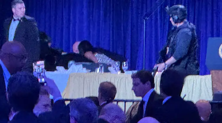 Agentes del servicio secreto responden a a una amenaza contra Donald Trump.