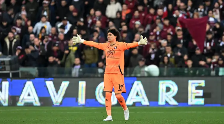 Guillermo Ochoa con la afición de Salernitana a sus espaldas