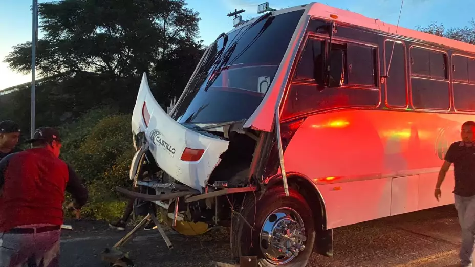 Fuerte accidente en las Vías del tren Rumbo al Zapote de Barajas: Tren impacta autobús