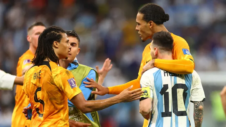 Lionel Messi peleando con jugadores de Países Bajos