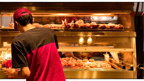 Aumento de salario para empleados de comida r&aacute;pida en California.