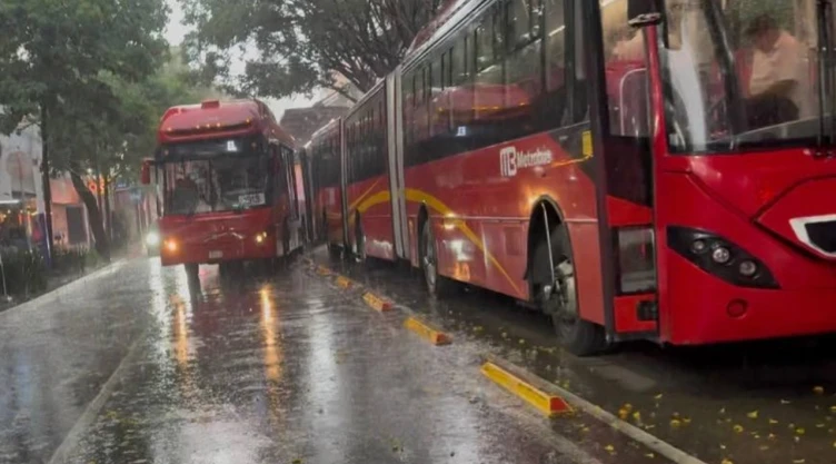 Línea 1 de Metrobús CDMX: usuarios reusltan lesionados tras frenado en Insurgentes