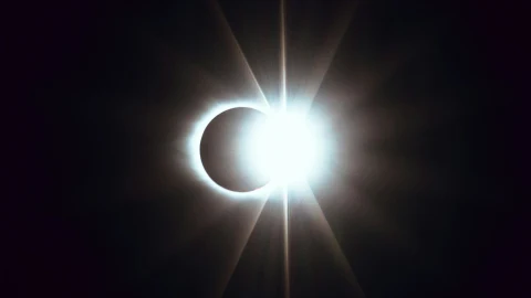 El próximo 8 de abril presenciaremos un eclipse solar 2024 y recomiendan no cortarse el cabello