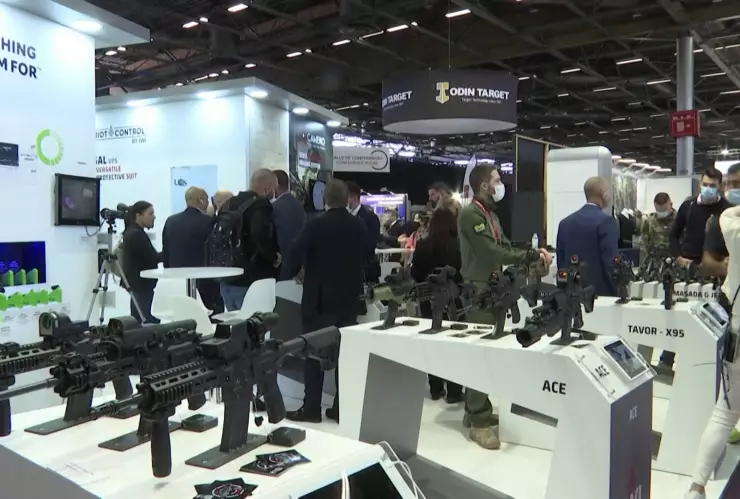 En Francia “Perro robot” se roba la atención en Milipol París.