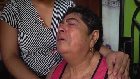 Incendio de un centro de detención provoca muerte a 39 migrantes en la frontera de México; lloran en El Salvador.