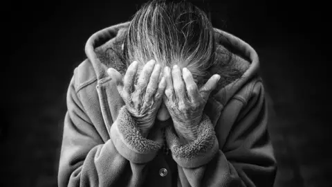 Abuelita suplica para que no la dejen en un asilo; la mandaron sola