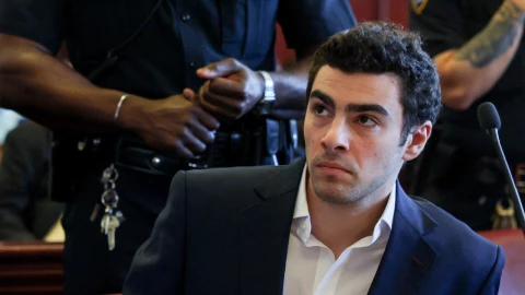 FOTO DE ARCHIVO: Luigi Mangione asiste a una audiencia probatoria en el caso de asesinato del director ejecutivo de UnitedHealthcare, Brian Thompson, en la Corte Suprema de Manhattan en Nueva York, EE. UU., el 18 de diciembre de 2025.