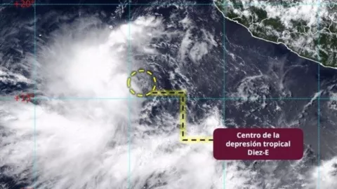 Se ha formado la Depresión Tropical Diez-E. Su centro se localiza a 625 km al suroeste de Playa Pérula, Jalisco.