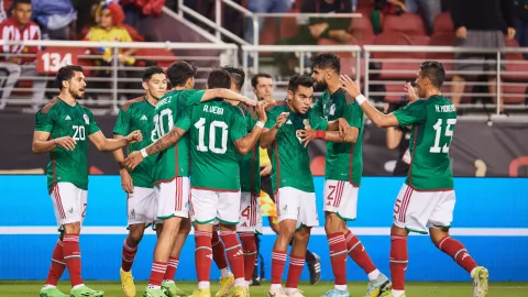 Jugadores de la Selección Mexicana celebran un gol