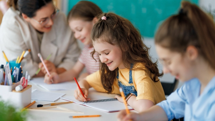 Una maestra enseña a sus alumnas.