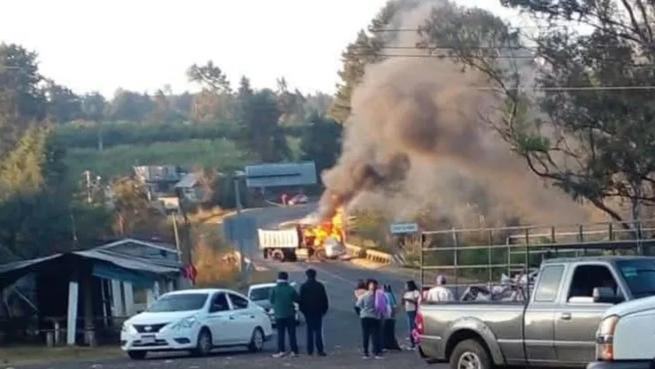 ¡Última hora! Hay bloqueos y QUEMA DE VEHÍCULOS en hasta cuatro carreteras de Michoacán hoy viernes 7 de noviembre.jpg
