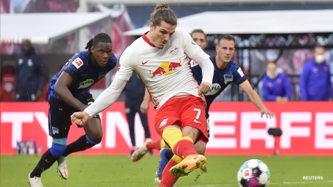 Marcel Sabitzer anota el penalti del Leipzig.