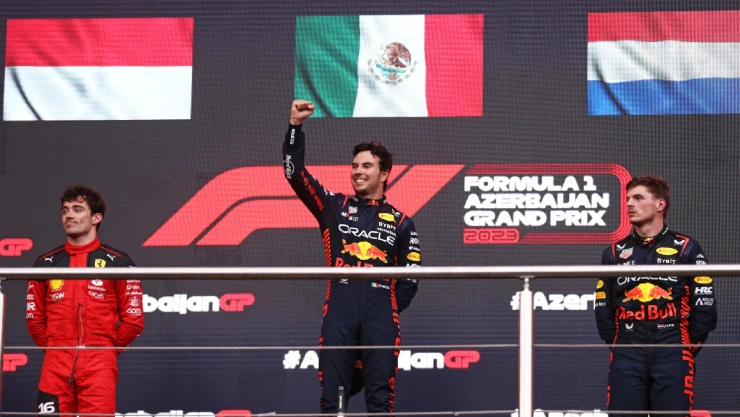Checo Pérez celebrando su campeonato en el GP de Azerbaiyán